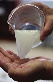 Раствор для гидравлического фрекания с низкой коррозионной способностью для применения в промышленном фрекании