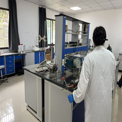 Низкоогнеопасная жидкость для гидроразрыва пласта с переменным воздействием на окружающую среду для поддержки устойчивой добычи нефти и газа